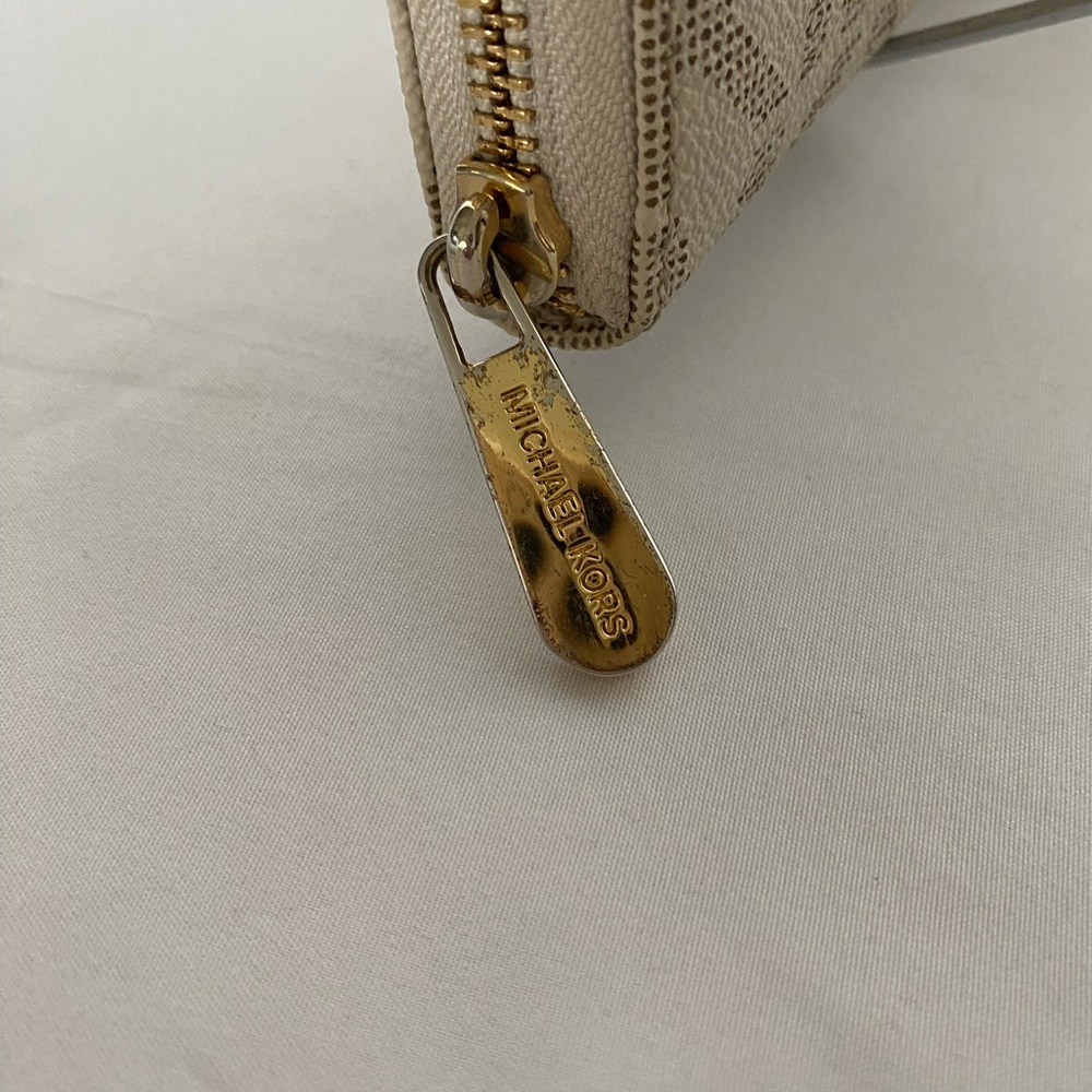 Michael Kors Continental MK Signature Wallet. Vanilla Color with gold trim. - Picture 4 of 13
